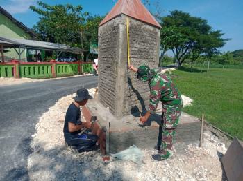 Bersama Warga Ngrancang, Anggota Satgas Dirikan Tugu TMMD Bojonegoro